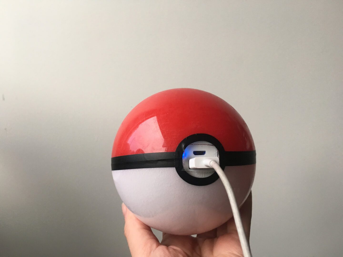 El powerbank con forma de pokeball es el accesorio perfecto para Pokemon Go